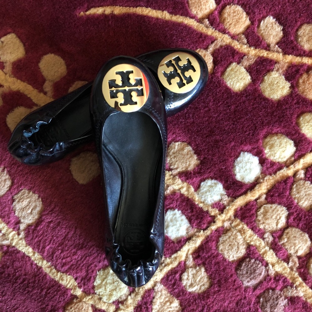 Tory Burch Reva flats in black patent leather!